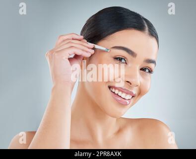 Manchmal musst du einfach sagen, zupfen. Beschnittenes Porträt einer attraktiven jungen Frau, die im Studio vor grauem Hintergrund posiert. Stockfoto