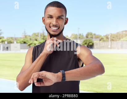 Junge Athleten, die einen Fitness-Tracker verwenden, um Fortschritt, Herzfrequenz und verbrannte Kalorien während eines Workouts zu überwachen. Porträt eines Sportlers, der seinen Puls mit einer Digitaluhr während des Trainings misst Stockfoto