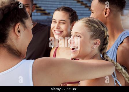 Vielfältige Gruppe von Athleten, die nach dem Training zusammenstehen und lächeln. Junge, glückliche, fit, aktive Menschen, die sich nach dem Training im Sportzentrum anfreunden. Sportliche Männer und Frauen nach gesundem Training Stockfoto