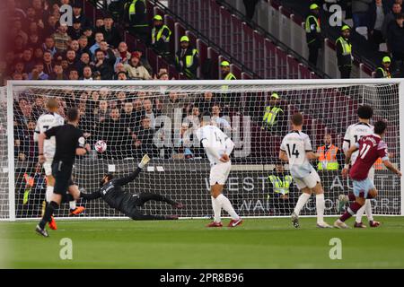 London Stadium, London, Großbritannien. 26. April 2023. Premier League Football, West Ham United gegen Liverpool; Lucas Paqueta von West Ham United schießt auf PastV Van Djik und erzielt in der 12.-minütigen Ausgabe 1-0 Punkte: Action Plus Sports/Alamy Live News Stockfoto