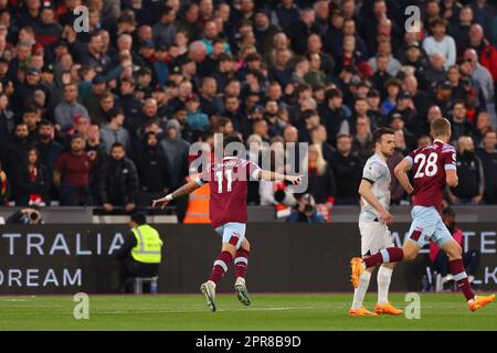 London Stadium, London, Großbritannien. 26. April 2023. Premier League Football, West Ham United gegen Liverpool; Lucas Paqueta von West Ham United feiert, nachdem er in der 12.-minütigen Ausgabe 1-0 Punkte erzielt hat: Action Plus Sports/Alamy Live News Stockfoto