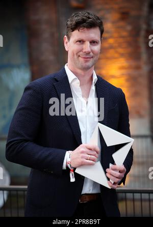 Hamburg, Deutschland. 26. April 2023. Jan C. Wehmeyer, Journalist, wird für seine Geschichte „RBB Affair“ für „Business Insider“ in der Untersuchungskategorie bei der Zeremonie der Stern Awards 2023 im Restaurant Hobenköök geehrt. Die Auszeichnungen wurden von der Zeitschrift „Stern“ für herausragende journalistische Leistungen vergeben. Unabhängige Jurymitglieder entschieden über die Auszeichnung in sechs Kategorien. Kredit: Christian Charisius/dpa/Alamy Live News Stockfoto