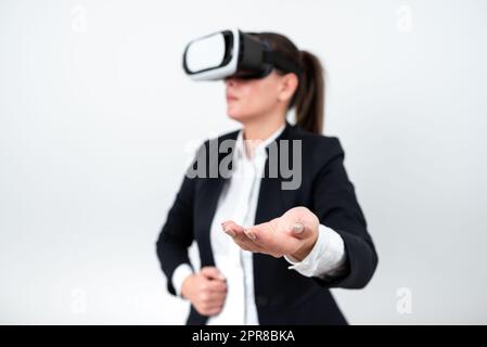 Frau Trägt Eine Vr-Brille Und Präsentiert Wichtige Botschaften Mit Einer Hand. Eine Geschäftsfrau Mit Einer Brille Für Die Virtuelle Realität, Die Über Palm Grausame Informationen Zeigt. Stockfoto