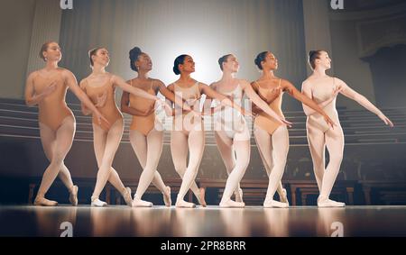 Tanzen ist wie mit den Füßen träumen. Eine Gruppe von Balletttänzern übt eine Routine auf einer Bühne. Stockfoto