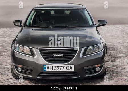 Chernigov, Ukraine - 24. Juli 2021: Grau Saab 9-5 in der Stadt Stockfoto