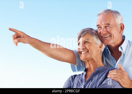Paar genießen draußen. Glücklich reifen Mann zeigt etwas zu schönen Frau, während die Zeit im Freien zu verbringen. Stockfoto