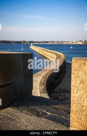 Saint-Malo Leuchtturm und Pier Blick von der Stadtbefestigung, Bretagne, Frankreich Stockfoto