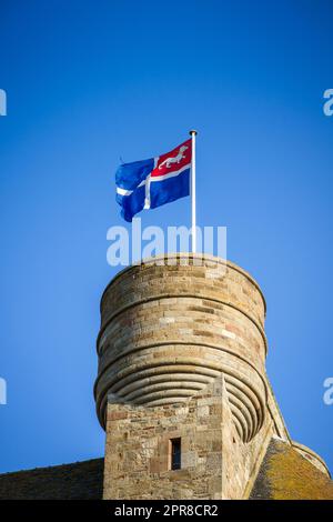 Saint-Malo-Stadtflagge auf dem Rathaus, Bretagne, Frankreich Stockfoto