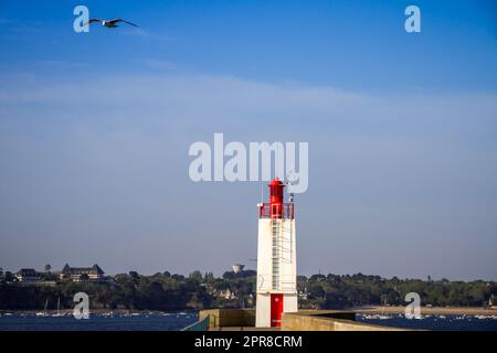 Leuchtturm und Pier Saint-Malo, Bretagne, Frankreich Stockfoto