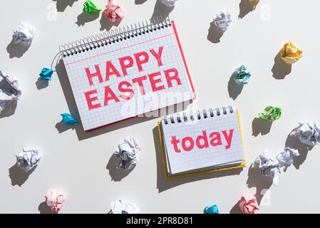 Konzeptausstellung Happy Easter. Internetkonzept Christian Festmahl zur Erinnerung an die Wiederauferstehung von Jesus Notizbüchern mit wichtigen Botschaften umgeben von Papierfolien. Stockfoto