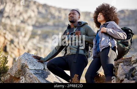 Wirklich, wir wandern wegen der Aussicht. Ein liebevolles junges Paar, das die Sehenswürdigkeiten während einer Wanderung am frühen Morgen mitnimmt. Stockfoto