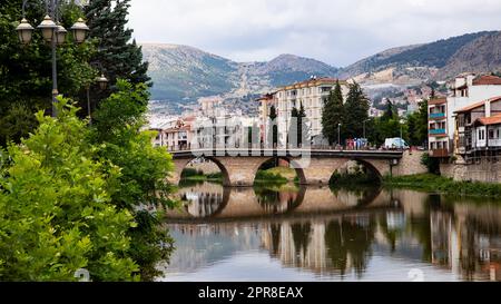 Eine Brücke über Yeşilımak, die Amasya zum Leben erweckt, und die Häuser entlang der Uferpromenade. Stockfoto