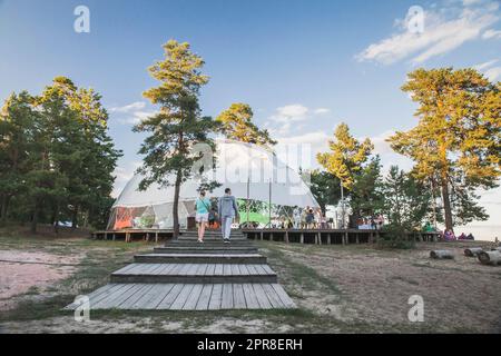 Café unter einem großen runden Zelt am Ufer des Dnieper River Stockfoto