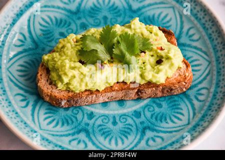 Avocado auf Toast, Guacamole auf Brot, leckeres Frühstück, köstlich, leichtes Mittagessen, Gesunde Alternative, Keto Diät, ketogen, Diät, Brunch Stockfoto