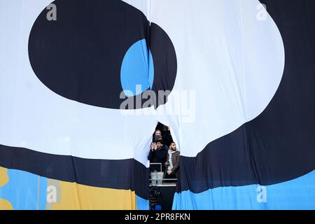 Vor dem Spiel der Premier League im Etihad Stadium, Manchester, können die Fans von Manchester City hinter einem riesigen Banner mit dem Titel „I'll Follow You Everywhere“ auf der Tribüne zusehen. Bilddatum: Mittwoch, 26. April 2023. Stockfoto