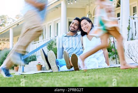 Das sind die Tage, von denen wir geträumt haben. Aufnahme einer jungen Familie, die sich draußen im Garten entspannen kann. Stockfoto