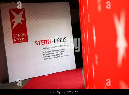 Hamburg, Deutschland. 26. April 2023. Das Logo des Magazins Stern ist bei der Zeremonie der Stern Awards 2023 im Restaurant Hobenkööök zu sehen. Die Auszeichnungen wurden vom Stern Magazin für herausragende journalistische Leistungen gesponsert, und unabhängige Jurymitglieder entschieden über die Auszeichnungen in sechs Kategorien. Kredit: Christian Charisius/dpa/Alamy Live News Stockfoto