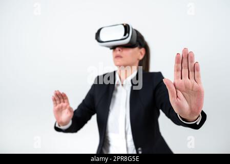 Frau Trägt Eine Vr-Brille Und Präsentiert Wichtige Botschaften Zwischen Den Händen. Geschäftsfrau Mit Einer Virtual-Reality-Brille Und Mit Grausamen Informationen. Stockfoto
