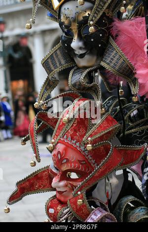 venezianische Masken für Karneval an der Wand Stockfoto