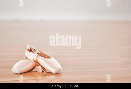 Melden Sie sich für Ballettschurse an. Aufnahme eines Ballerinas in einem Tanzstudio. Stockfoto