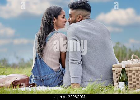 Bleib neben mir. Aufnahme eines liebevollen Paares bei einem Picknick. Stockfoto