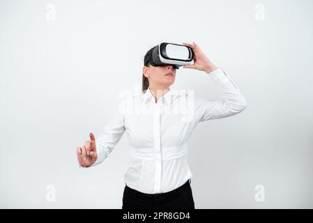 Frau Trägt Eine Vr-Brille Und Zeigt Mit Einem Finger Auf Wichtige Nachrichten. Geschäftsfrau Mit Einer Virtual-Reality-Brille Und Mit Grausamen Informationen. Stockfoto