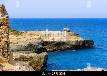 Old Roca, eine Küstenstadt in Salento und einer der Yachthäfen von Melendugno in der Provinz Lecce. Stockfoto