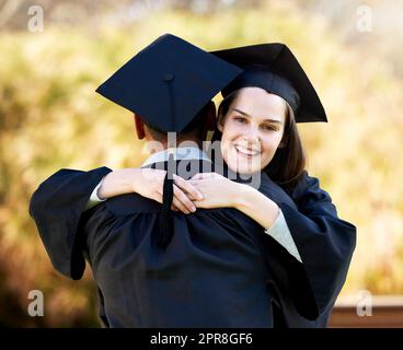 Du hast mich sehr unterstützt. Porträt einer jungen Frau, die ihre Freundin am Abschlusstag umarmt. Stockfoto