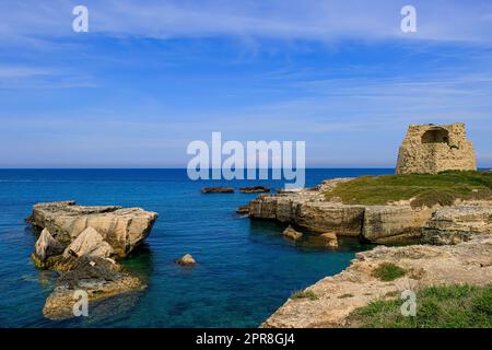 Old Roca, eine Küstenstadt in Salento und einer der Yachthäfen von Melendugno in der Provinz Lecce. Stockfoto