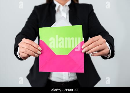 Geschäftsfrau Mit Anzug, Umschlag Und Brief Mit Wichtigen Informationen. Elegante Frau, Die Eine Postkarte In Der Hand Hat Und Eine Wichtige Und Wichtige Botschaft Präsentiert. Stockfoto