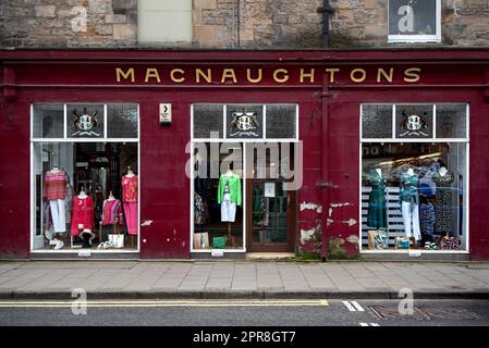 Außenansicht des Macnaughtons of Pitlochry Store an der Ecke Atholl Road und Station Street in Pitlochry, Perth und Kinross, Schottland, Großbritannien. Stockfoto