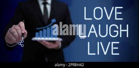 Handschriftliches Schild „Love Laugh Live“. Wort geschrieben auf Be Inspiration positiv Genießen Sie Ihre Tage Lachen guter Humor Lady im Anzug hält einen Stift und symbolisiert erfolgreiche Teamarbeit. Stockfoto