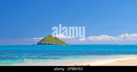 Lanikai Beach liegt in Lanikai, was bedeutet, dass das himmlische Meer in Hawaiian eine Nachbarschaft innerhalb von Kailua ist, an der Windküste von Oahu, Hawaii. Dieser kleine, 12 km lange Strand gehört zu den besten Stränden der Welt. Stockfoto