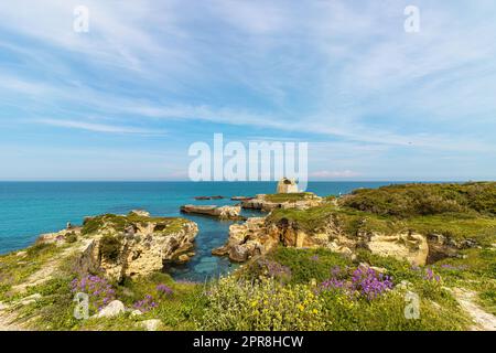 Old Roca, eine Küstenstadt in Salento und einer der Yachthäfen von Melendugno in der Provinz Lecce. Stockfoto