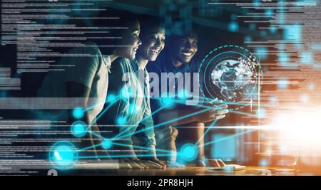 Wir bekommen, wofür wir uns Zeit geben: Eine Gruppe junger Geschäftsleute, die in einem späten Abend bei der Arbeit einen Computer benutzen. Stockfoto