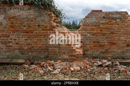 zerstörte Mauer Stockfoto