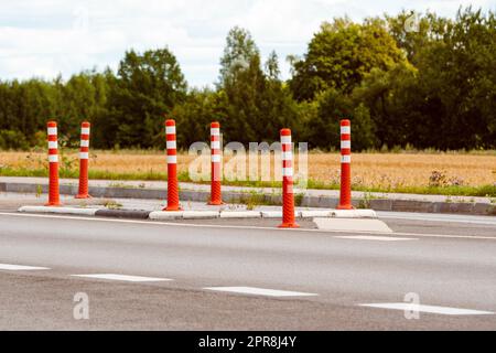Orangefarbene Verkehrskegel auf der Autobahn Stockfoto