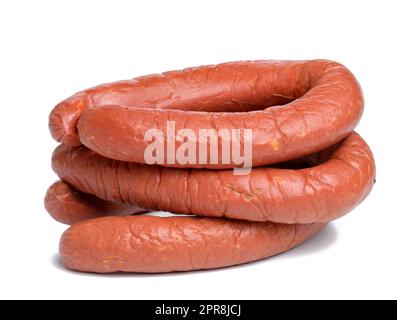 Geräucherte Wurst auf einem weißen isolierten Hintergrund. Krakauer Fleischwurst Stockfoto