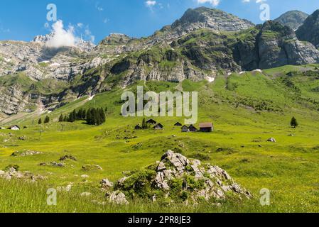 Hütten und Almen in den Schweizer Alpen mit Blick auf den Saentis, Schweiz Stockfoto