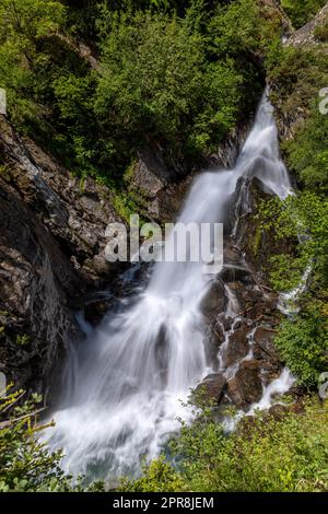 Kleiner Wasserfall am Zielbach oberhalb Partschins, Südtirol Stockfoto