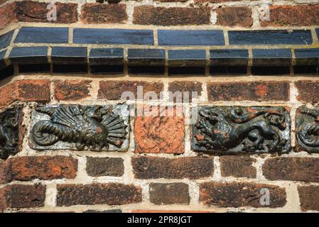 Zierfliesen an der Backsteinwand einer Kirche in wismar Stockfoto