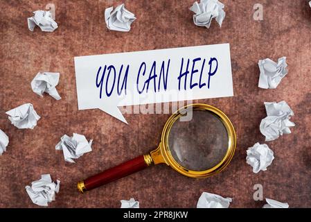 Handschriftlich auf ein Schild, das Sie mir helfen können. Wort geschrieben auf sei ein Freiwilliger, der hilft, in Not zu helfen, Spende Ansprache Blasenbogen mit zerknitterten Papieren und Vergrößerungsglas auf Holz. Stockfoto