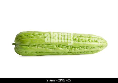 Momordica charantia isoliert auf weißem Hintergrund mit Schnittpfad, Bittermelone, chinesischer Kürbis. Stockfoto