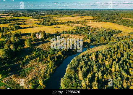 Martinovo, Bezirk Beshenkovichsky, Region Witebsk, Belarus. Skyline Der Dorfstadt Am Sonnigen Herbstabend. Vogelperspektive der Kirche der Fürsprache des Heiligen Theotokos. Das Historische Wahrzeichen Aus Der Vogelperspektive Am Sonnigen Herbstabend Stockfoto