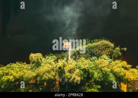 Luftaufnahme Des Angelpiers Mit Dem Fluss See Herum. Top Blick Auf Die Flussküste Mit Wald Im Sommer Sonnigen Morgen. Drohnenansicht. Vogelperspektive. Stockfoto