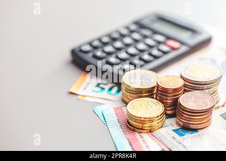 Euro-Münzen auf Papier Euro-Banknoten Stockfoto