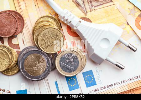 Energiesparkonzept mit Netzstecker und Euro-Geld Stockfoto