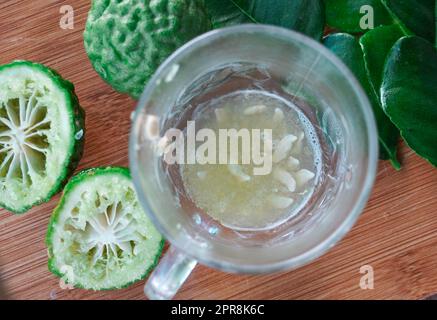 Bergamotte oder Kaffir Limette frisch gepresster Saft Stockfoto