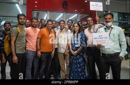 New Delhi, Delhi, Indien. 26. April 2023. Indische Staatsbürger aus dem Sudan kommen am Indira Gandhi International Airport an, nachdem sie auf einem Spezialflug von Jeddah evakuiert wurden, inmitten des anhaltenden Konflikts im Sudan, am 26. April 2023 in Neu Delhi, Indien. (Kreditbild: © Kabir Jhangiani/ZUMA Press Wire) NUR REDAKTIONELLE VERWENDUNG! Nicht für den kommerziellen GEBRAUCH! Stockfoto