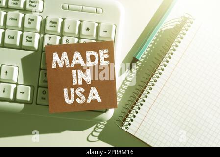 In den USA angefertigte Textbeschriftung. Geschäftskonzept amerikanische Marke in den USA hergestelltes lokales Produkt wichtige Mitteilungen auf dem Schreibtisch mit Stift, Notizbuch und Tastatur. Stockfoto